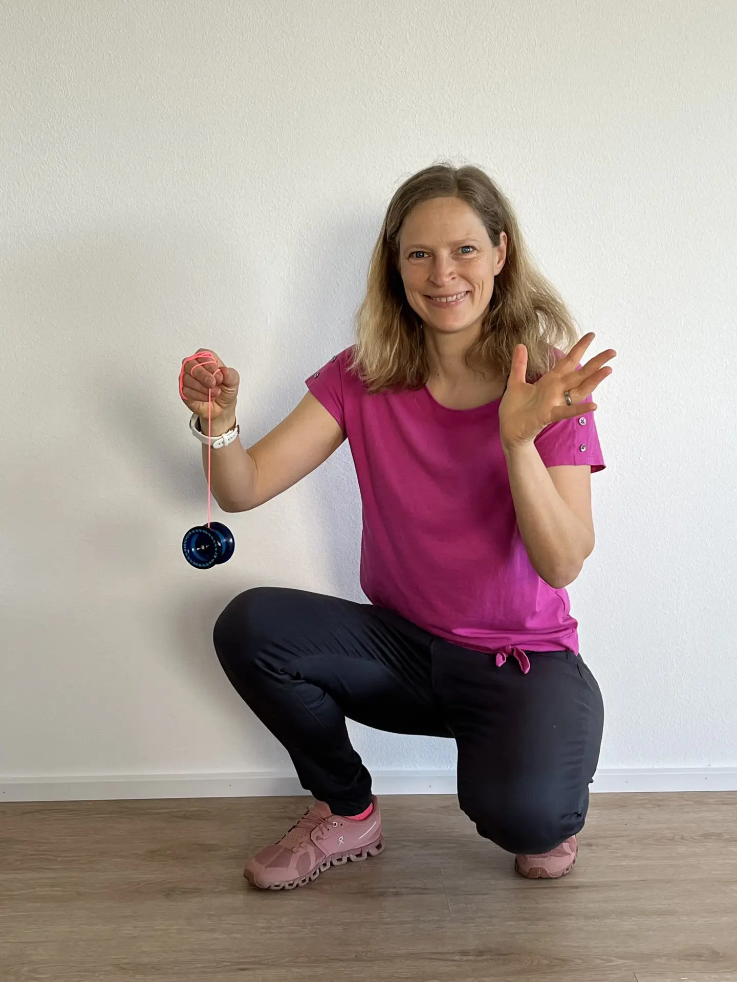 Frau spielt mit Jo-Jo in Innenraum.