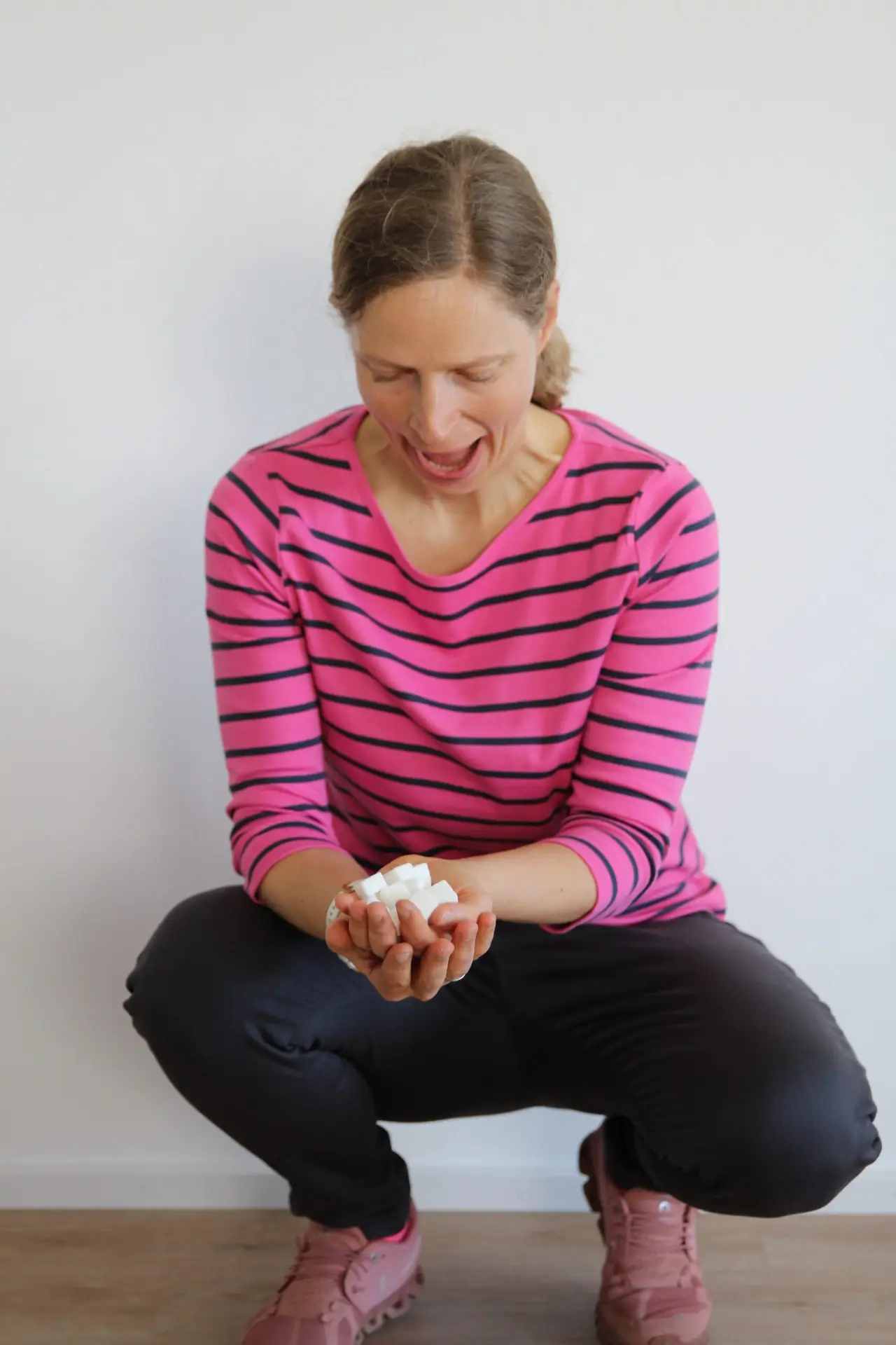 Frau mit Zuckerwürfeln in den Händen.