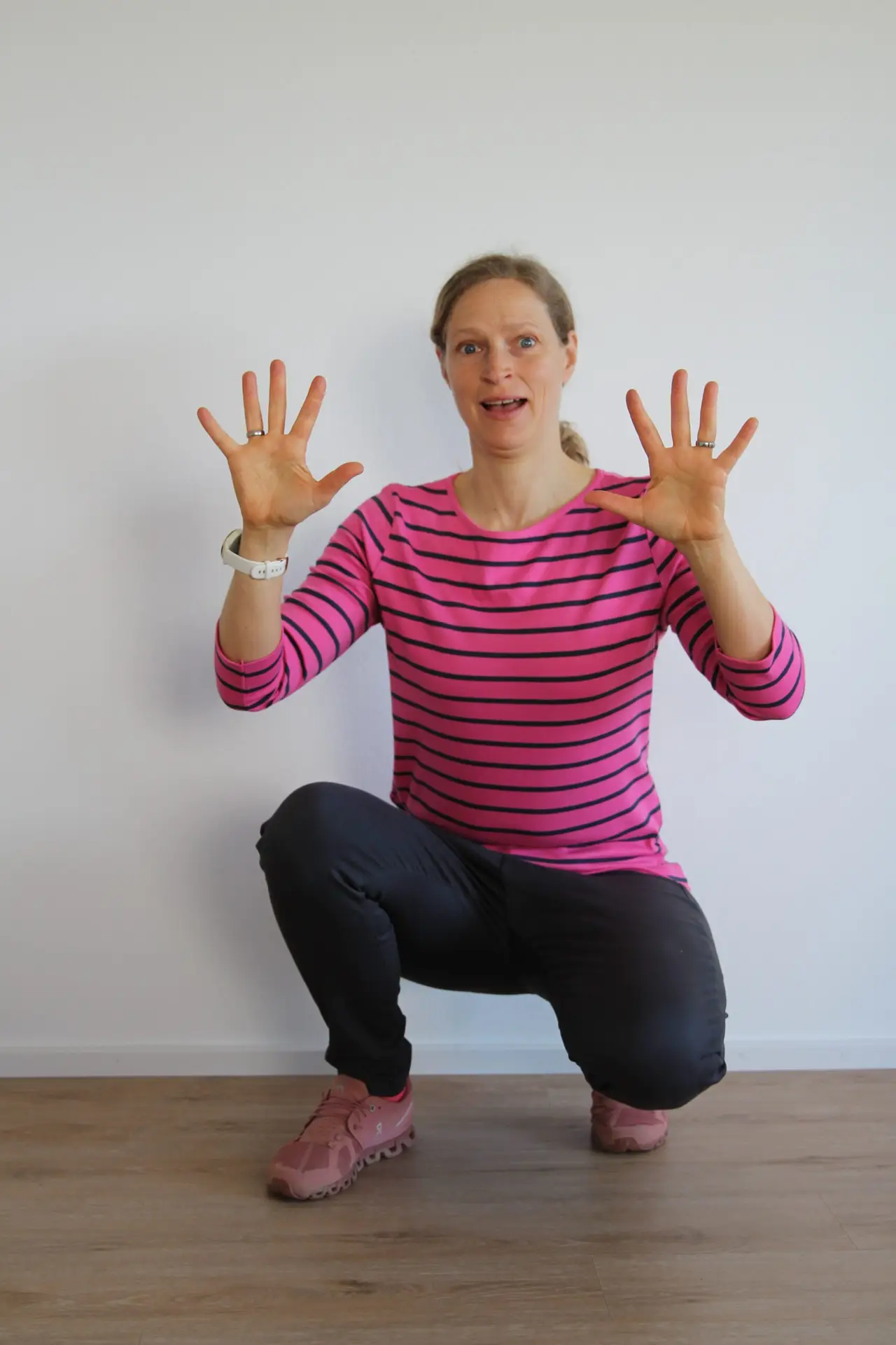 Frau zeigt zehn Finger in Hockeposition