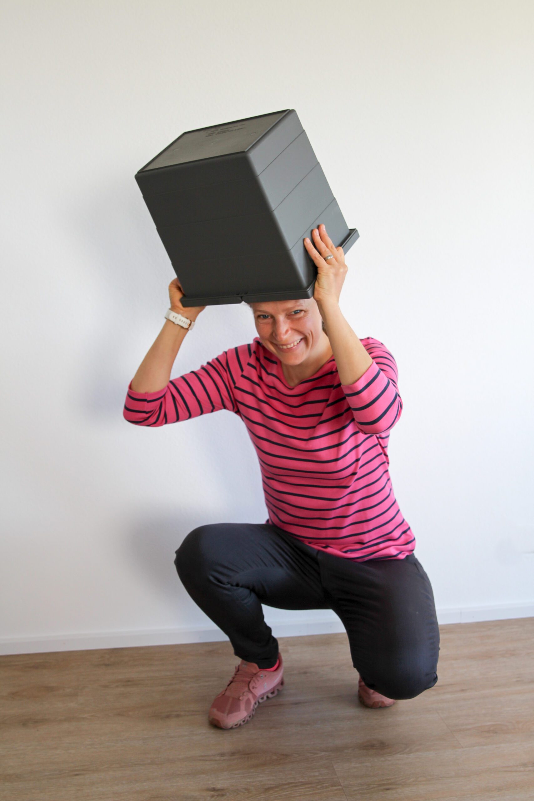 Person balanciert Computer auf dem Kopf.