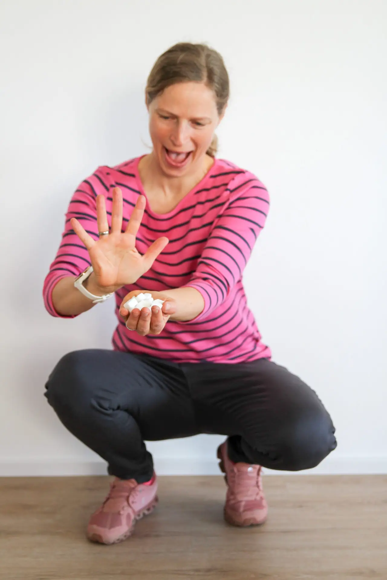 Frau lehnt Süßigkeiten ab